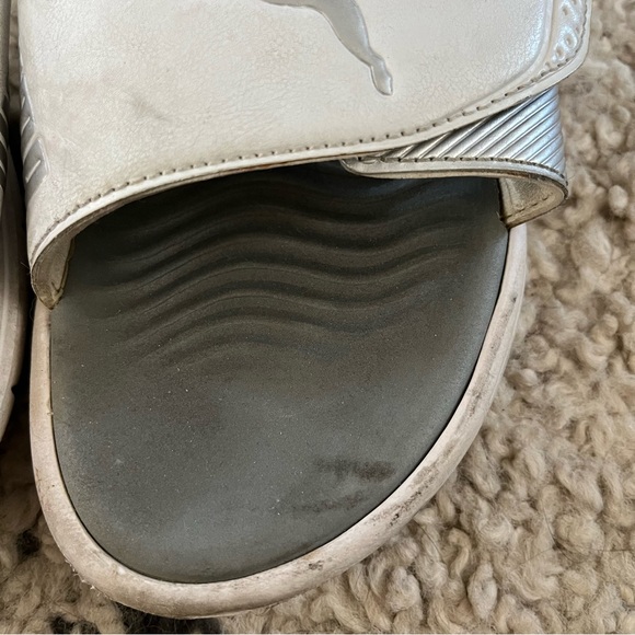 ⭐️ 3 for 10⭐️ Preloved Puma Slides - Picture 2 of 6